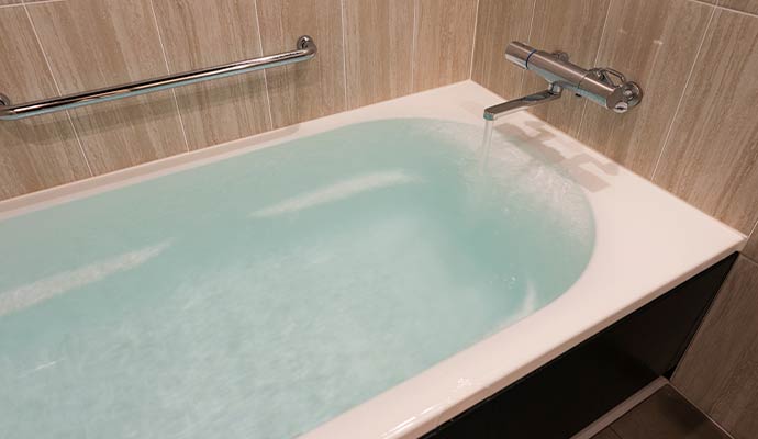Tub filling with running water